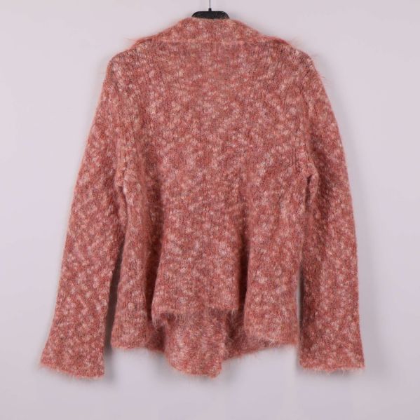 Stickad jacka i aprikosnyans sedd bakifrån