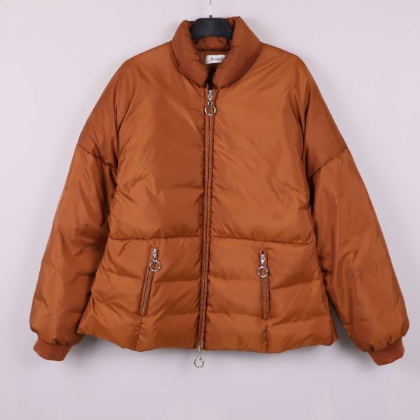 Brun vadderad jacka framifrån med dragkedja