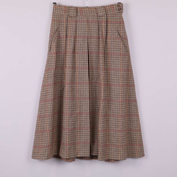 Rutigt kjol framifrån med fickor och bälteshällor