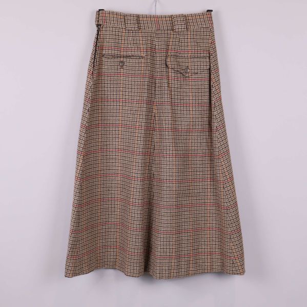 Mittlång rutmönstrad kjol fotograferad bakifrån