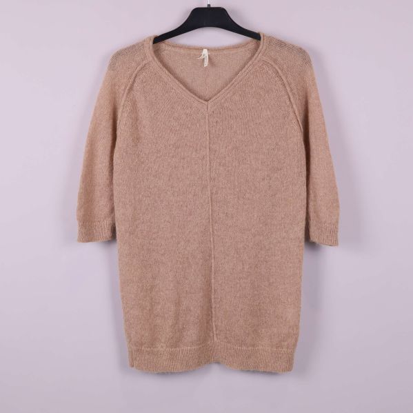 Stickad beige topp med V-ringning och halvärmar framifrån