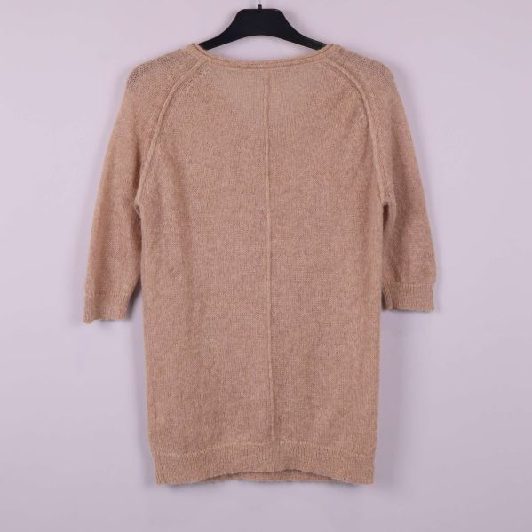 Stickad beige topp med V-ringning och halvärmar bakifrån