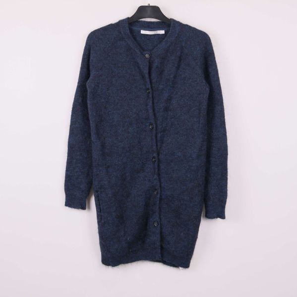 Lång mörkblå kofta med knäppning framtill på galge