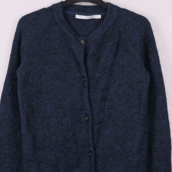 Närbild på övre del av kofta och knappar