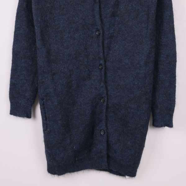 Närbild på nedre del och knäppning av kofta