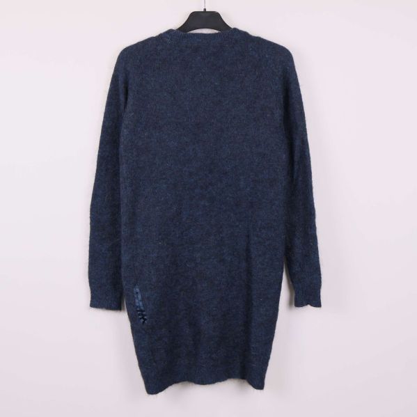 Ryggsidan av lång mörkblå kofta på galge