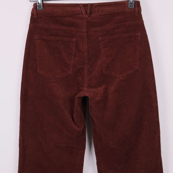 Närbild på bakfickor på bruna manchesterbyxor