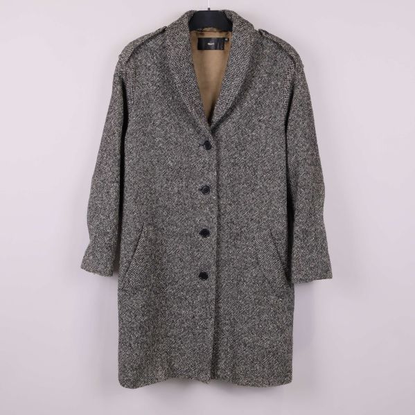 Kappa med fiskbensmönster på svart galge