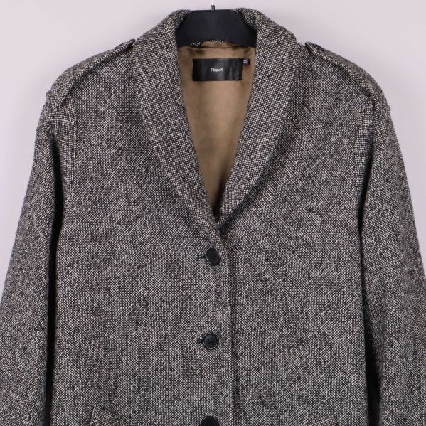 Knäppning och fickor på kappans framsida