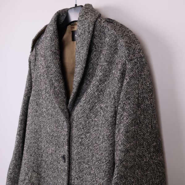 Närbild på kappans axel och krage