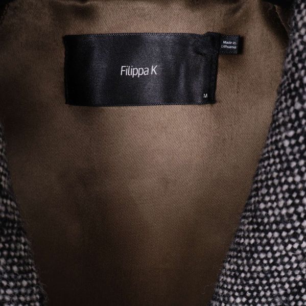 Filippa K etikett på kappans insida