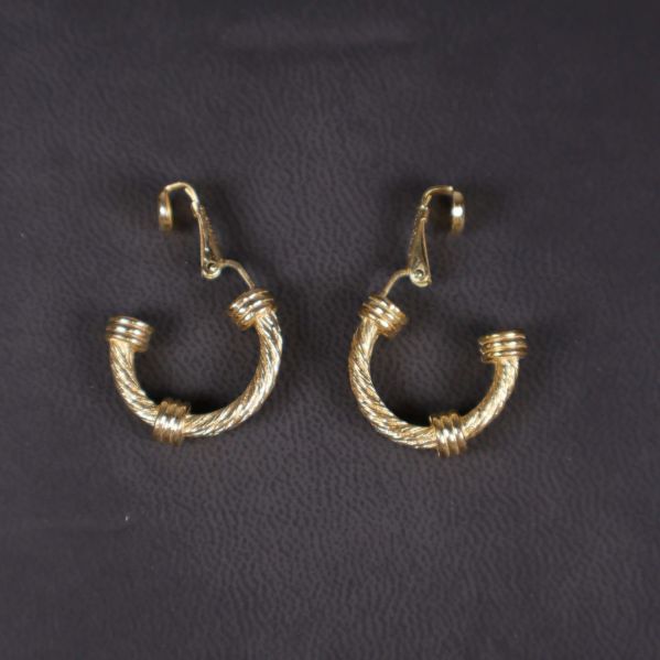 Örhängena stående öppna med synlig låsning