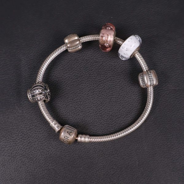 Armband sett uppifrån visar berlocker och struktur