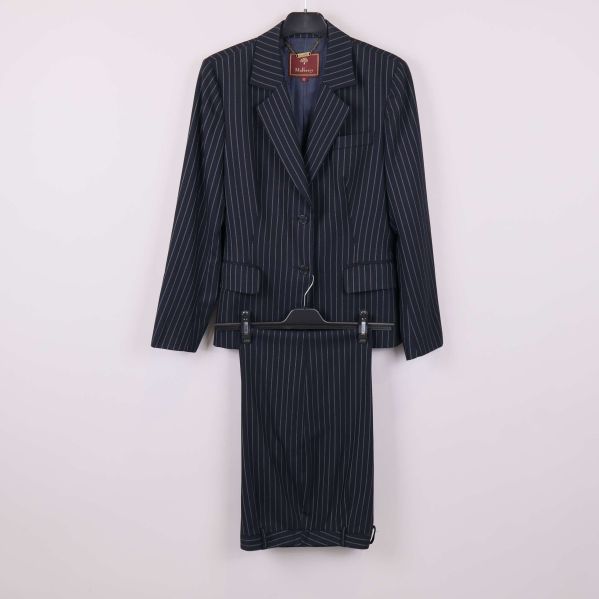 Tvådelad randig kostym med kavaj och byxor på galgar