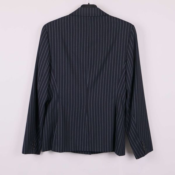 Baksidan av randig blazer syns tydligt