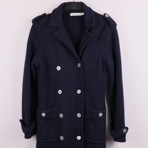 Detaljbild på kappa med knäppning och bröstparti