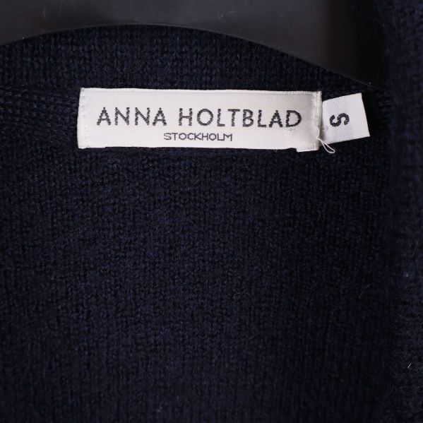 Namnetikett Anna Holtblad på insidan av kappan