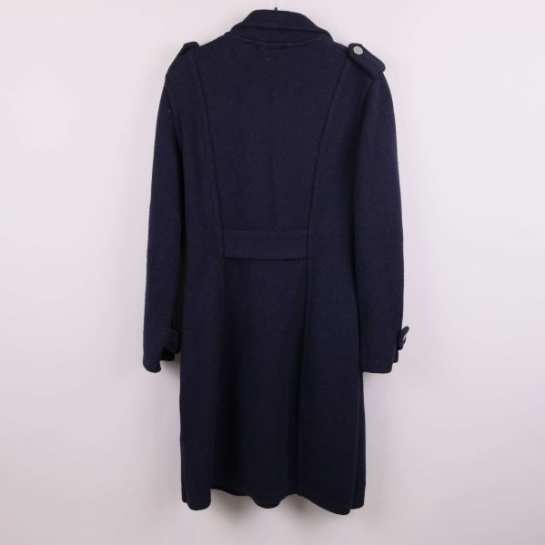 Baksidan av lång, marinblå kappa med axelklaffar