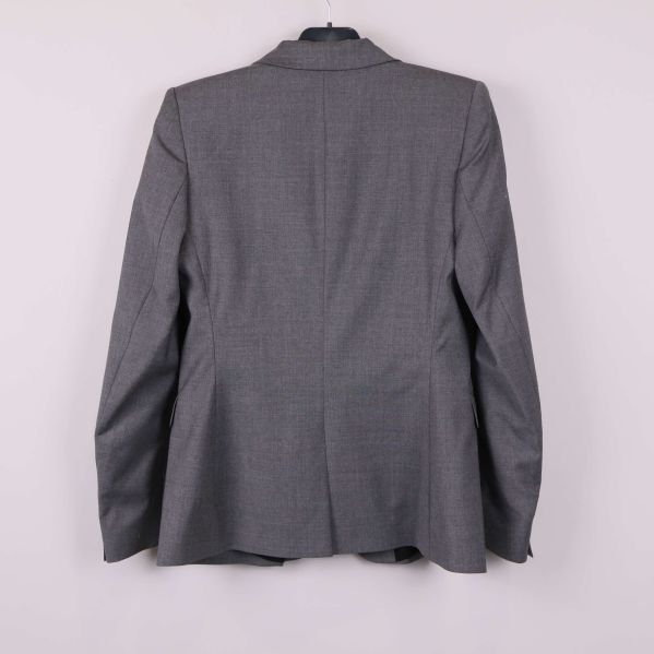 Baksida av grå kavaj på galge