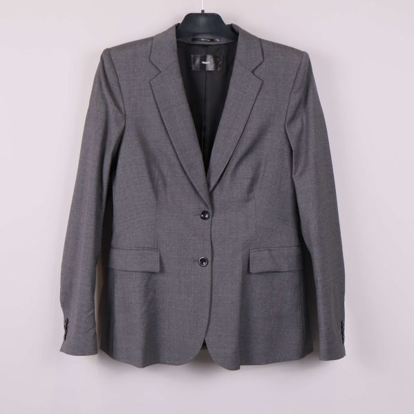 Grå kavaj hängande mot vit bakgrund