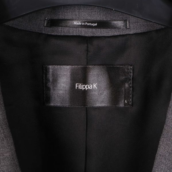 Närbild på Filippa K logotyp på insidan