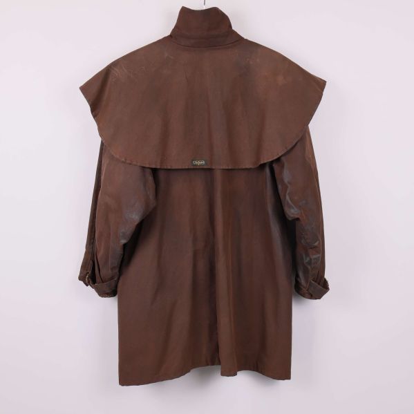 Baksida av brun regnjacka med cape och ärmar