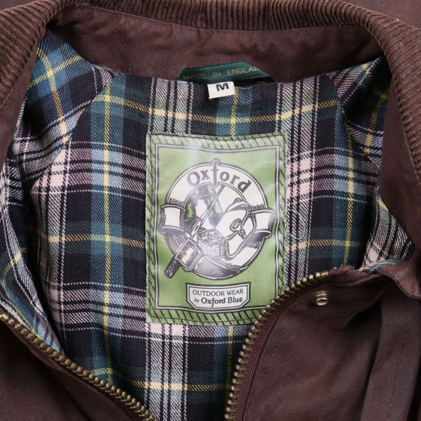 Jackans innerfoder med rutigt mönster och Oxford-märke