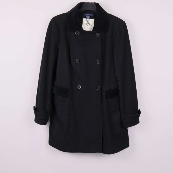 Svart dubbelknäppt kappa framifrån med fickor och krage