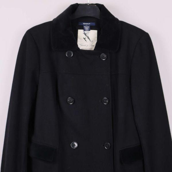 Överdel av svart kappa med tydlig dubbelknäppning