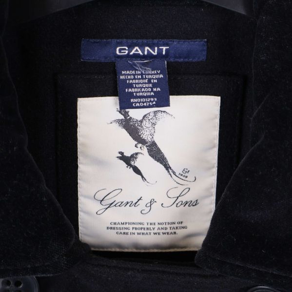 Närbild på Gant-etikett samt innerfoder och logotyp