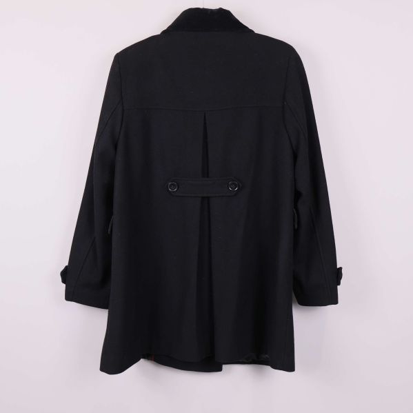 Svart dubbelknäppt kappa bakifrån med dekorknapp