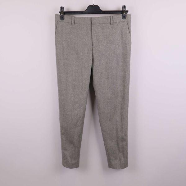 Grå kostymbyxor framifrån mot ljus bakgrund