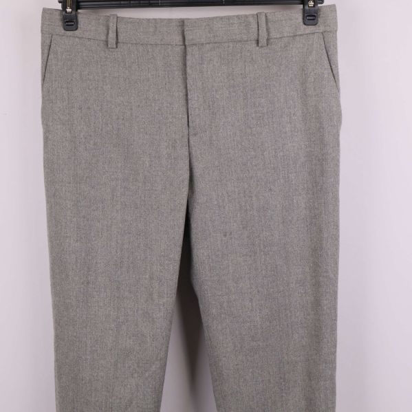 Närbild på midjan och fickorna på byxan