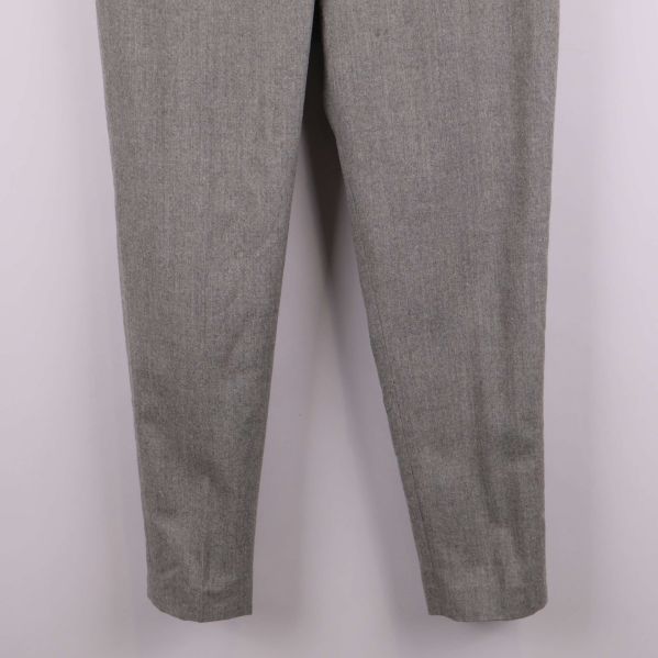 Benens nederdel på grå kostymbyxa