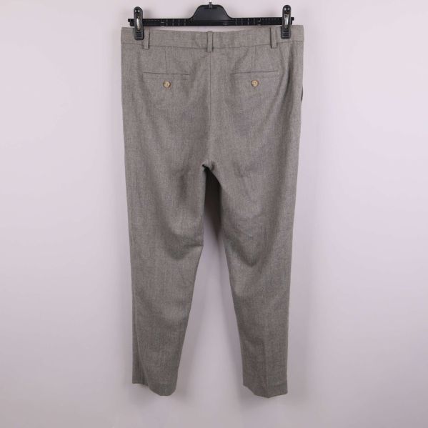 Kostymbyxans baksida med fickor och knappar