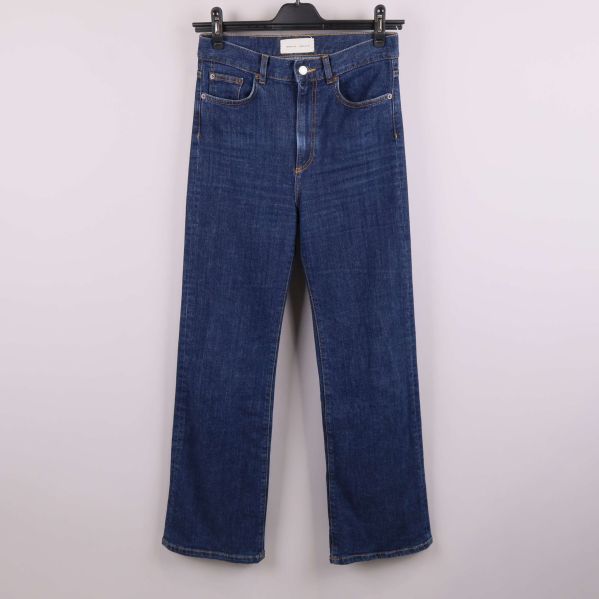 Jeans framifrån i rak modell med fem fickor