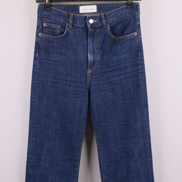 Framsida av jeans och övre delen tydligt visad