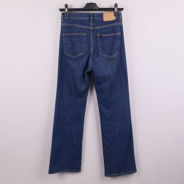 Jeans bakifrån, två fickor och kontrastsömmar