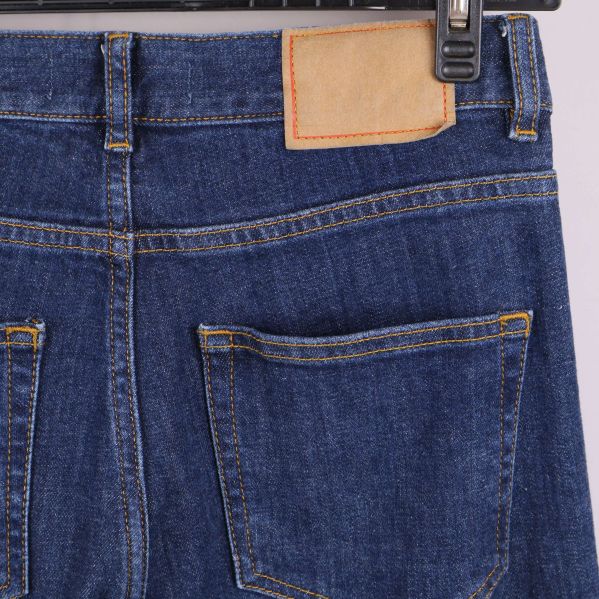 Närbild bakficka och etikett på jeansens linning