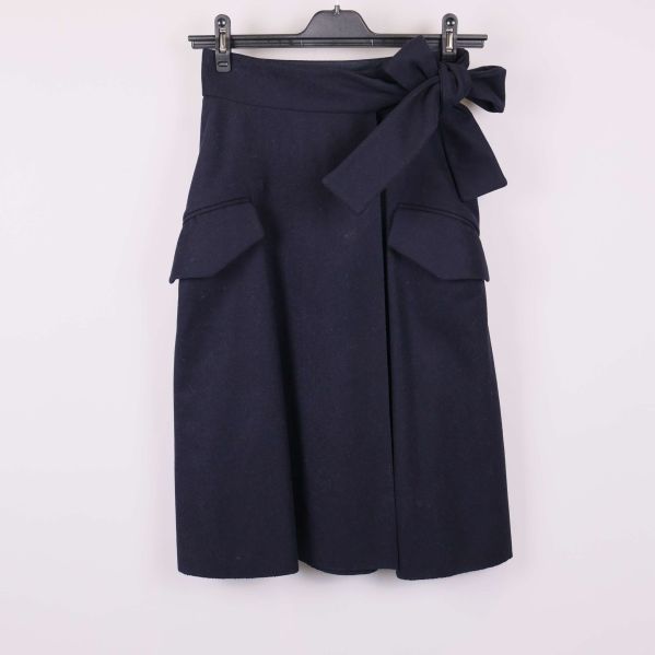 Mörkblå omlottkjol med knytdetalj framtill och fickor