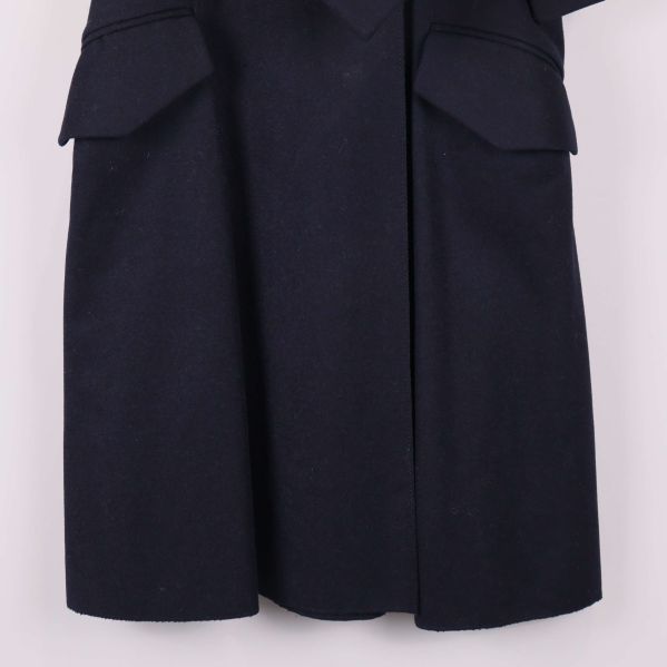 Närbild nedre delen av kjolen med strukturerat tyg