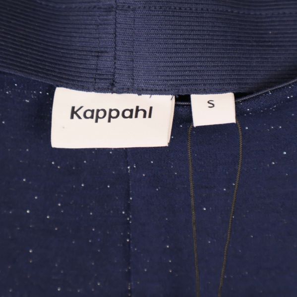 Närbild på Kappahl-märke och storlek S på byxorna