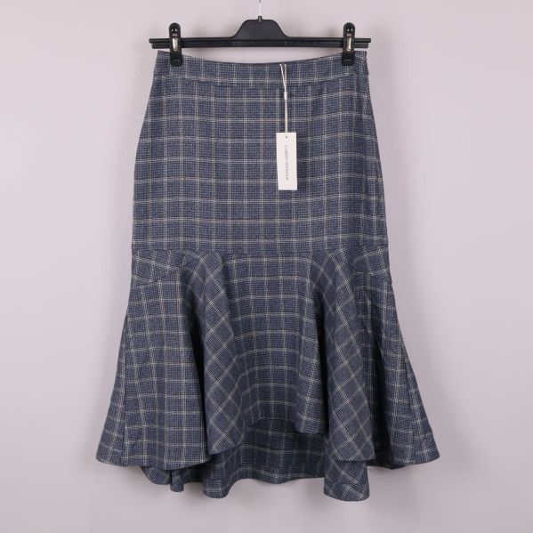 Framsida av blå och vit rutig kjol med volangkant