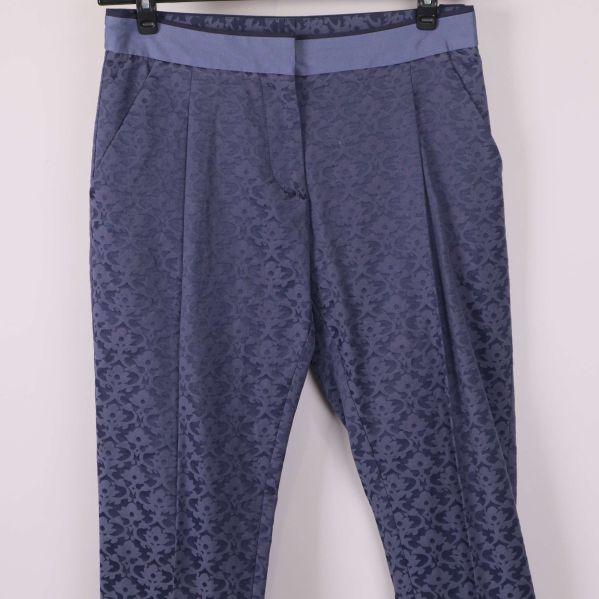 Närbild på framsidan och fickor av byxorna