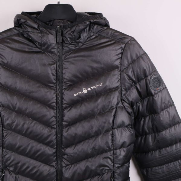 Närbild på vänster bröst med Sail Racing-logga