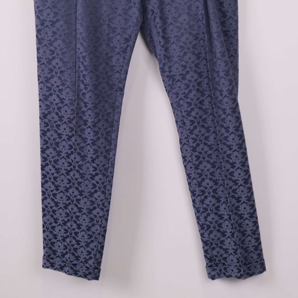 Närbild på benen och mönstret på byxorna