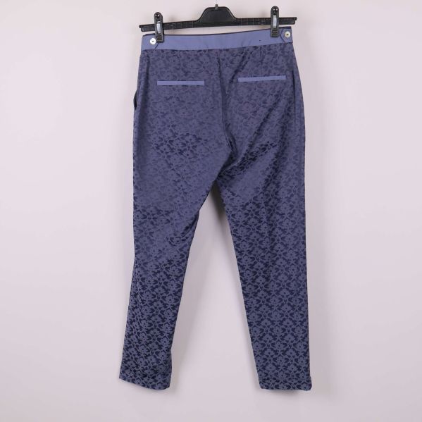 Baksidan av mörkblå mönstrade byxor på galge