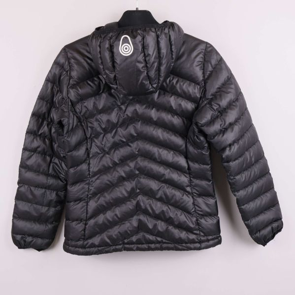 Svart dunjacka med huva, bakifrån