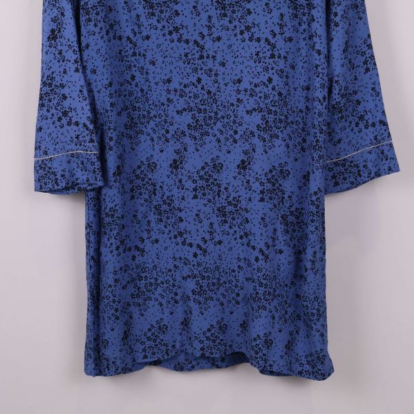 Närbild på nederdel och ärmslut av klänningen