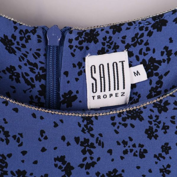 Närbild på etiketten med Saint Tropez-logga vid halsringningen